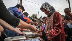 Warga Yaman menerima bantuan makanan. (Istimewa)