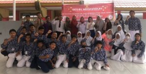 Pembina Dewan Pimpinan Cabang Pawin Kukar Ibu Rusniwati Ayu Syafitri, S.H. berfoto bersama para pelajar SMPN 9 Tenggarong. (Berita Alternatif/Arif Rahmansyah)